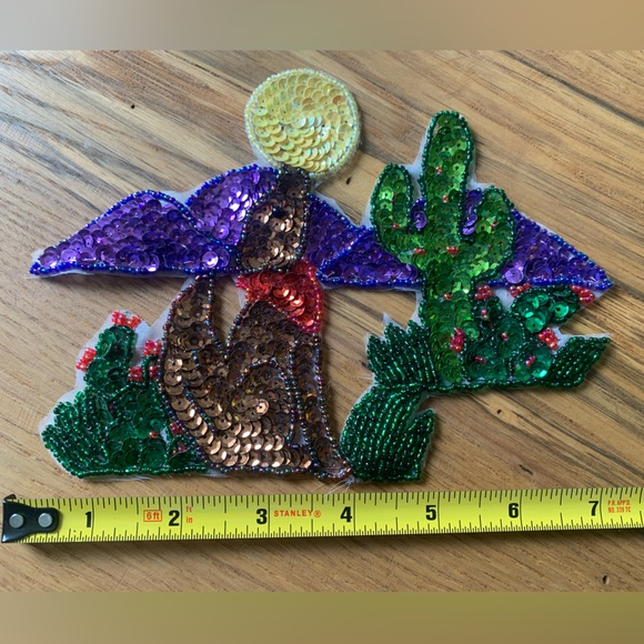 Sequin and Bead Wolf / Desert Appliqué, Howling at the Moon - Picture 3 of 4